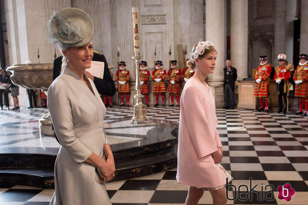 Sofia de Wessex y Lady Louise Windsor en la misa por el 90 cumpleaños de la Reina Isabel II de Inglaterra