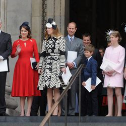 El Duque de York, Eugenia de York, Beatriz de York, Eduardo de Wessex, Jacobo Windsor, Lady Louise Windsor y la Condesa de  Wessex en la misa por el 90 cu