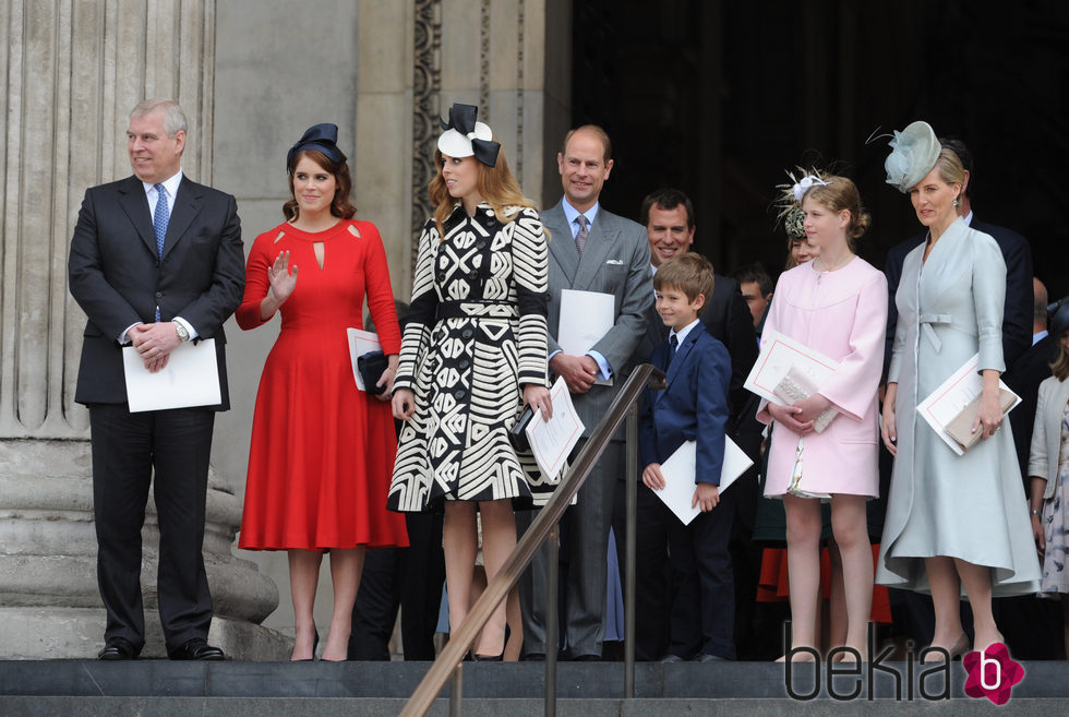 El Duque de York, Eugenia de York, Beatriz de York, Eduardo de Wessex, Jacobo Windsor, Lady Louise Windsor y la Condesa de  Wessex en la misa por el 90 cu