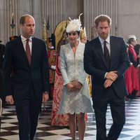 El Duque y la Duquesa de Cambridge y el Príncipe Harry de Inglaterra en la misa por el 90 cumpleaños de la Reina Isabel II de Inglaterra