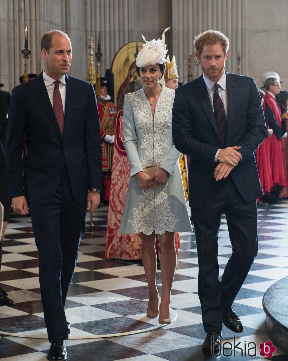 El Duque y la Duquesa de Cambridge y el Príncipe Harry de Inglaterra en la misa por el 90 cumpleaños de la Reina Isabel II de Inglaterra