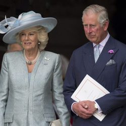 Camila de Cornualles y el Príncipe Carlos de Gales en la misa por el 90 cumpleaños de la Reina Isabel II de Inglaterra