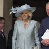 Camila de Cornualles y el Príncipe Carlos de Gales en la misa por el 90 cumpleaños de la Reina Isabel II de Inglaterra