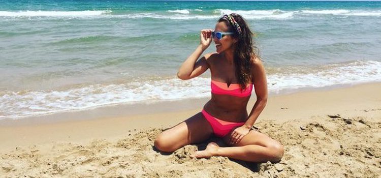 Paula Echevarría en la playa de Oliva en su primer chapuzón del verano 2016