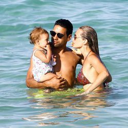 Falcao y Lorelei Taron junto a su hija Desiree en una playa de Miami