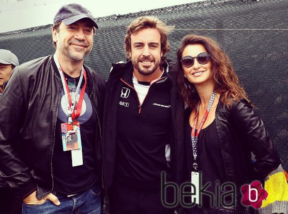 Javier Bardem y Penélope Cruz junto a Fernando Alonso en el GP de Canadá de la F1