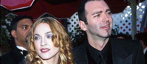 Madonna y Christopher Ciccone en los Annual Academy Awards 1998