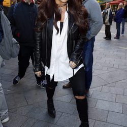 Jesy Nelson  por las calles de Londres con una cazadora negra