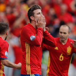 Gerard Piqué lanzando un beso para celebrar su primer gol en la Eurocopa 2016