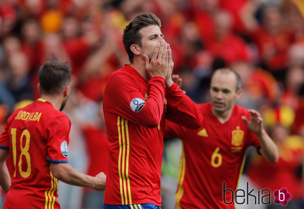 Gerard Piqué lanzando un beso para celebrar su primer gol en la Eurocopa 2016