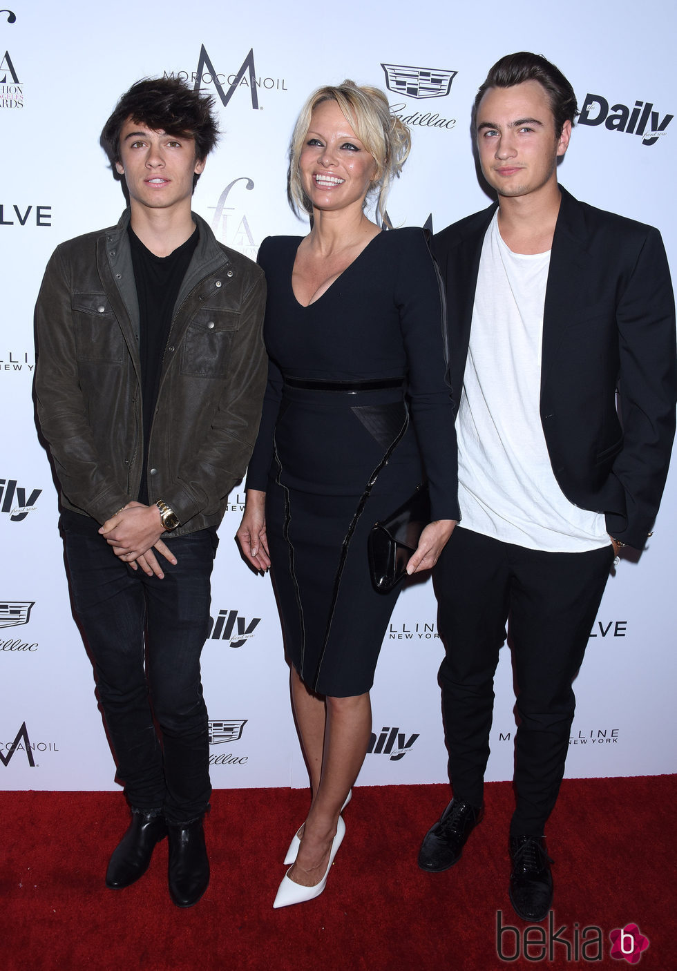 Pamela Anderson, Dylan Jagger Lee y Brandon Thomas Lee en los 'Daily Front Row's Fashion' 2016