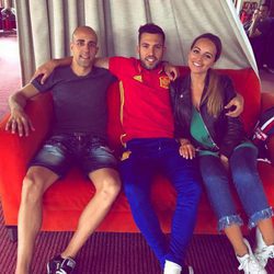 Jordi Alba con su novia Romarey Ventura en el debut de España en la Eurocopa 2016