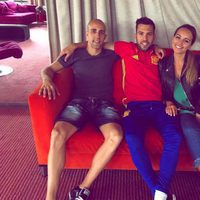 Jordi Alba con su novia Romarey Ventura en el debut de España en la Eurocopa 2016
