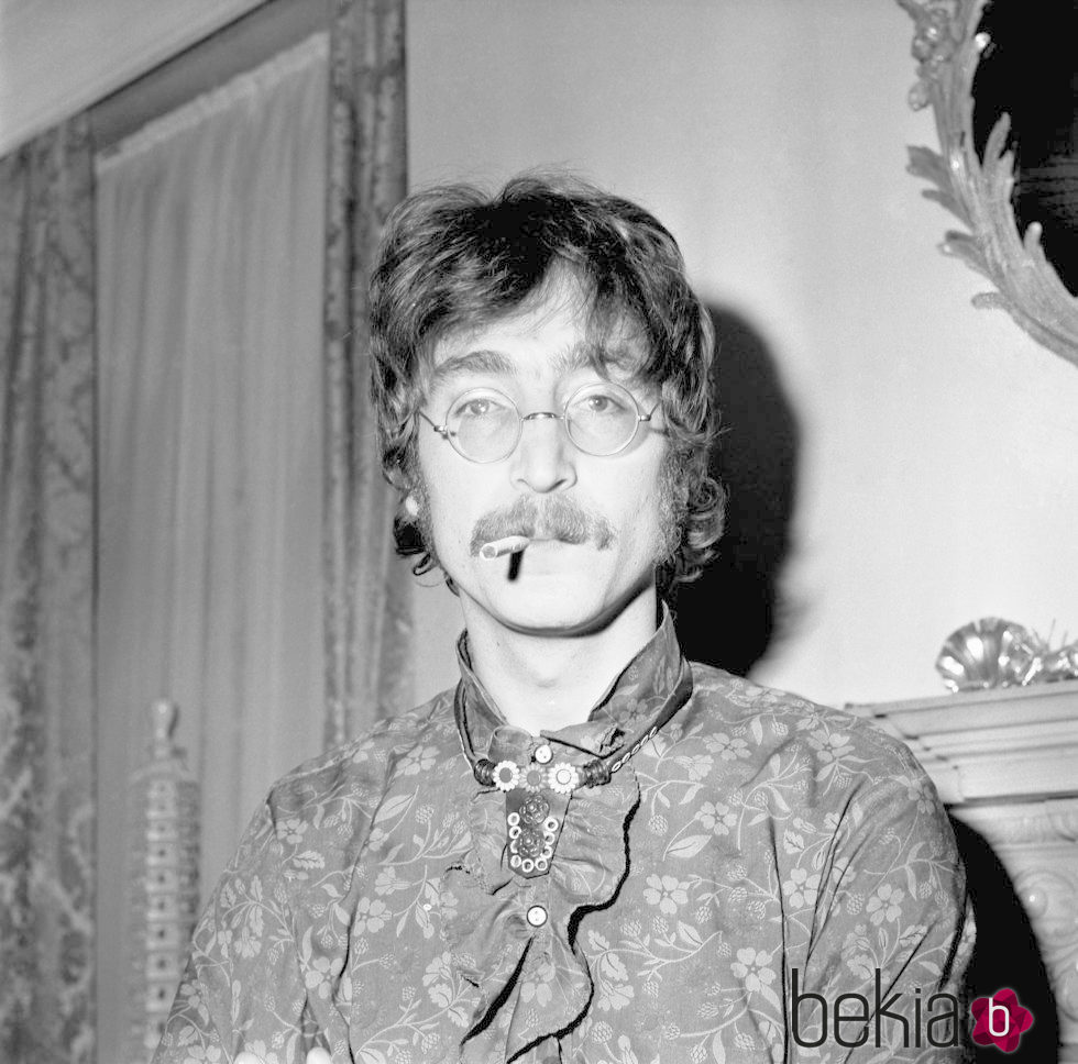 John Lennon fumando un cigarrillo