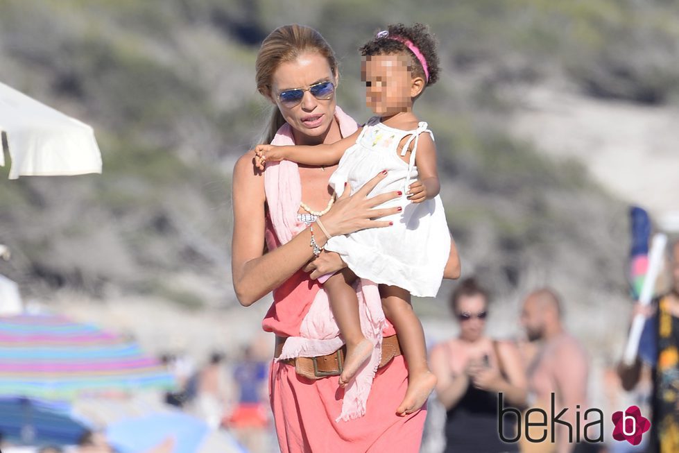 Esther Cañadas con su hija Galia Santina en brazos en las playas de Ibiza
