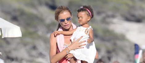 Esther Cañadas con su hija Galia Santina en brazos en las playas de Ibiza