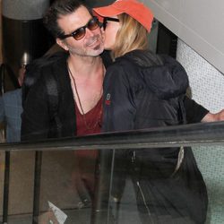 Renée Zellweger besa a su novio Doyle Bramhall en un aeropuerto de Los Ángeles