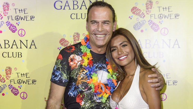 Carlos Lozano y Miriam Saavedra en la fiesta Flower Power de Madrid