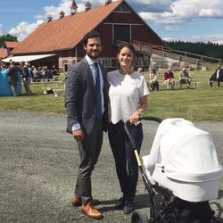 Carlos Felipe de Suecia y Sofia Hellqvist con su hijo Alejandro en su primer aniversario de boda