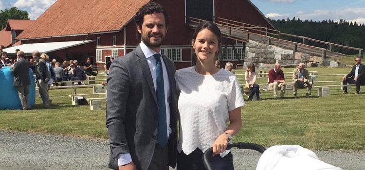 Carlos Felipe de Suecia y Sofia Hellqvist con su hijo Alejandro en su primer aniversario de boda
