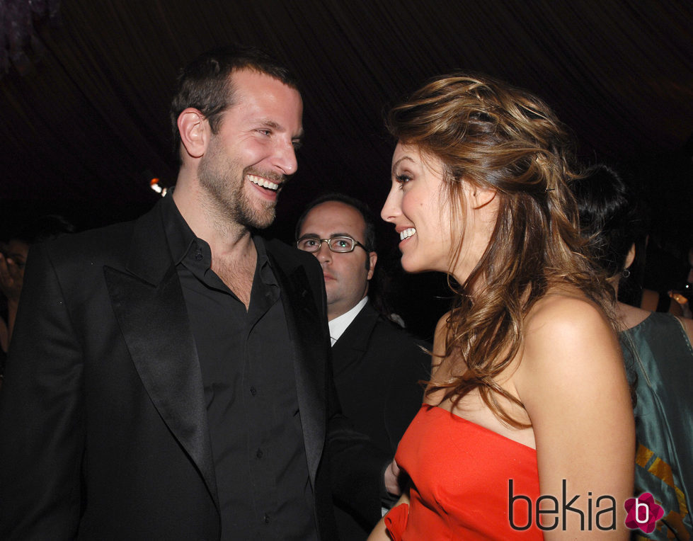 Bradley Cooper y Jennifer Esposito en la fiesta de los Globos de Oro