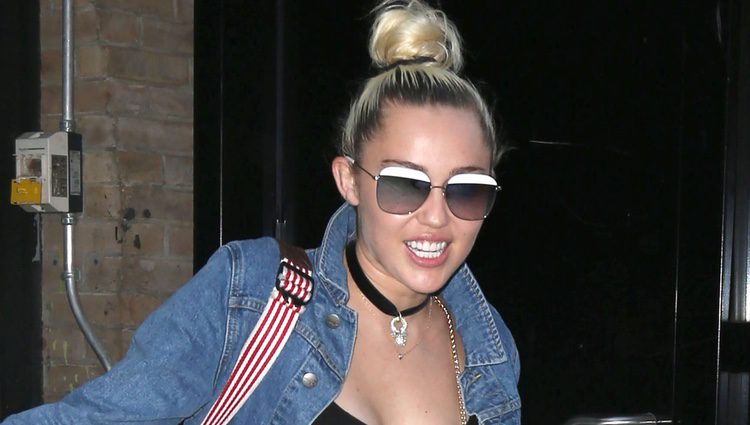 Miley Cyrus saliendo de un restaurante en Manhattan