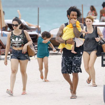 Marcelo con su mujer y sus hijos en una playa de Miami