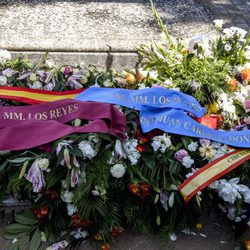 Coronas de flores enviadas a Leandro de Borbón por los Reyes Felipe y Letizia y Juan Carlos y Sofía