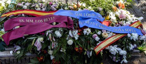 Coronas de flores enviadas a Leandro de Borbón por los Reyes Felipe y Letizia y Juan Carlos y Sofía
