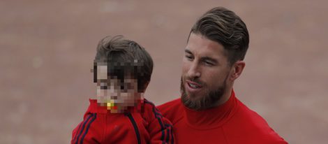 Sergio Ramos con su hijo Sergio Jr en un entrenamiento de La Roja en la Eurocopa 2016