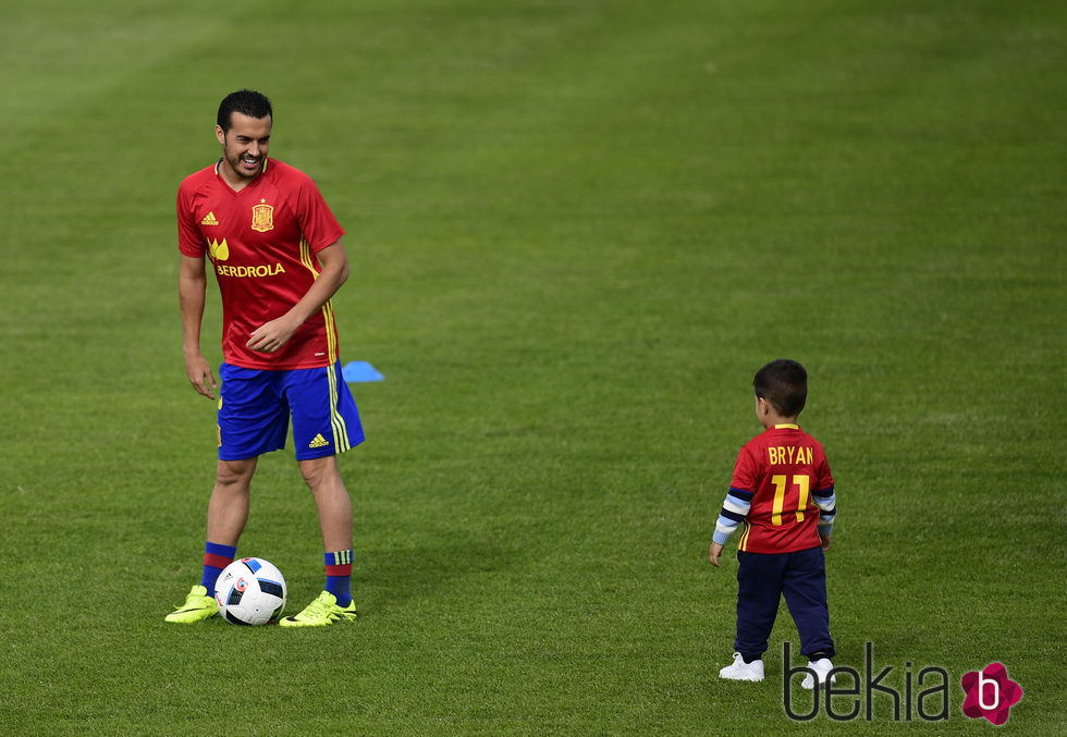 Pedro Rodríguez con su Bryan en un entrenamiento de La Roja en la Eurocopa 2016