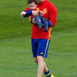Andrés Iniesta con su hijo Paolo Andrea en un entrenamiento de La Roja en la Eurocopa 2016