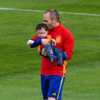 Andrés Iniesta con su hijo Paolo Andrea en un entrenamiento de La Roja en la Eurocopa 2016