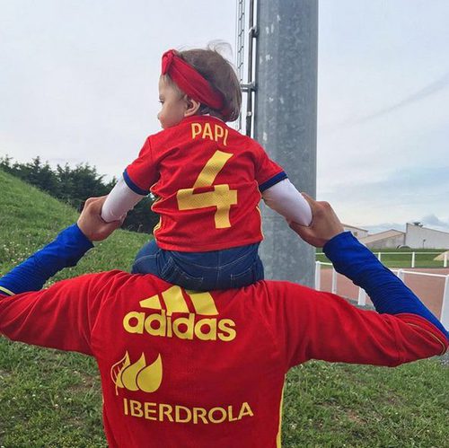 Marc Bartra con su hija Gala a hombros en un entrenamiento de La Roja en la Eurocopa 2016