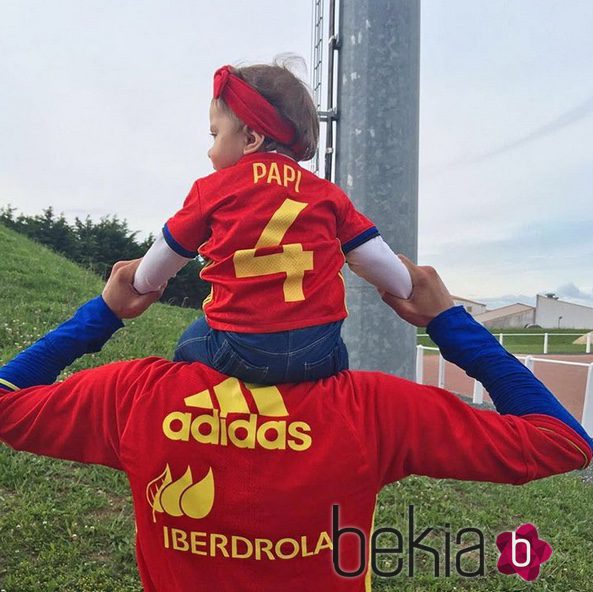 Marc Bartra con su hija Gala a hombros en un entrenamiento de La Roja en la Eurocopa 2016