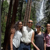 La familia Obama disfrutando del Día del Padre en el bosque de California