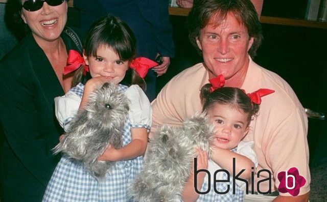Kylie y Kendall Jenner con su padre Caitlyn Jenner cuando eran pequeñas
