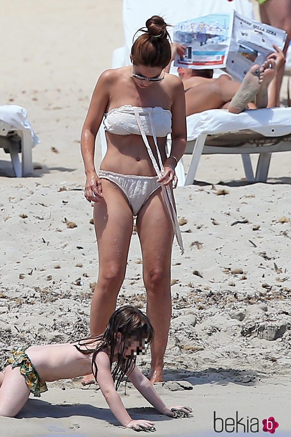 Nagore Aranburu con su hija Ane jugando en las playas de Ibiza