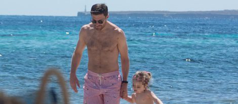 Xabi Alonso con su hija Emma en una playa de Ibiza