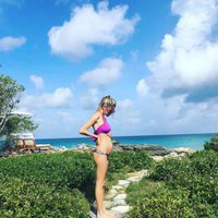Carla Pereyra luciendo tripita en las playas del Caribe