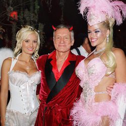 Hugh Hefner, su expareja Holly Madison y Anna Nicole Smith en una fiesta de Halloween