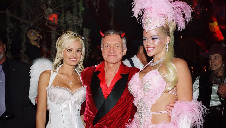 Hugh Hefner, su expareja Holly Madison y Anna Nicole Smith en una fiesta de Halloween