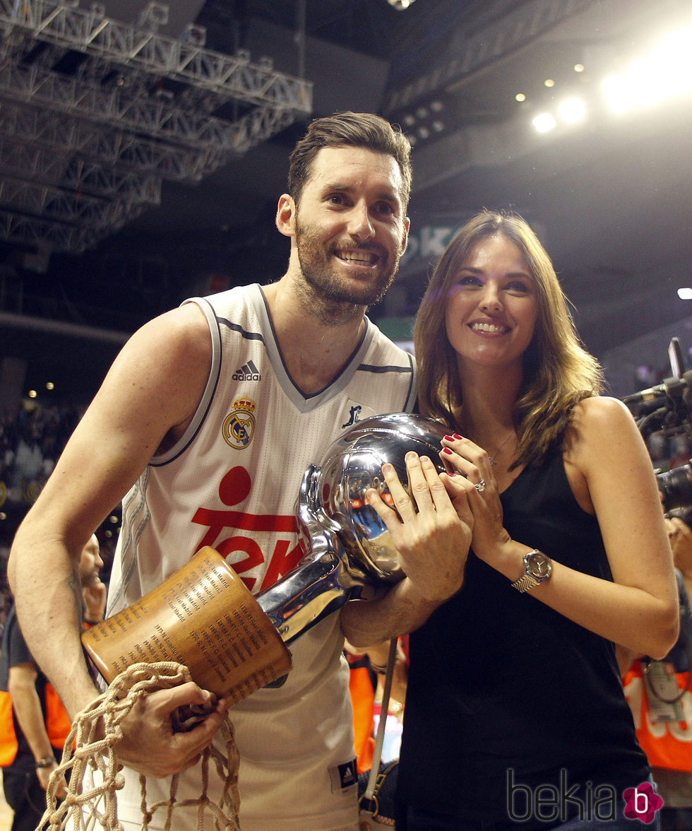 Helen Lindes y Rudy Fernández muy sonrientes tras la victoria del Real Madrid baloncesto