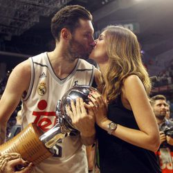 Helen Lindes y Rudy Fernández se funden en un beso tras la victoria del Real Madrid baloncesto