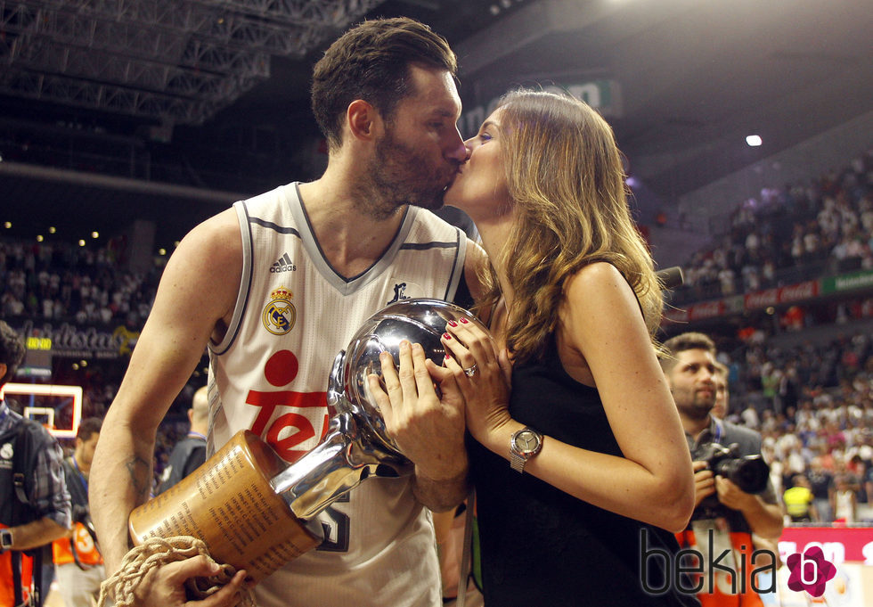 Helen Lindes y Rudy Fernández se funden en un beso tras la victoria del Real Madrid baloncesto