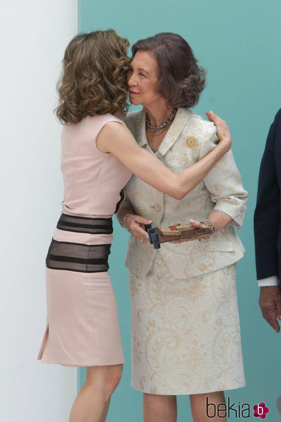 La Reina Letizia besa a la Reina Sofía en el 30 aniversario de la FAD