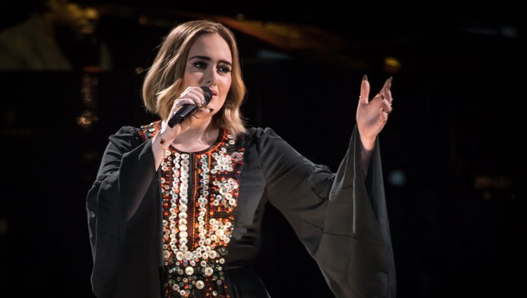 Adele cantando en el festival de Glastonbury 2016
