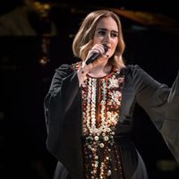 Adele cantando en el festival de Glastonbury 2016