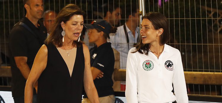 Carolina de Mónaco y Carlota Casiraghi en el concurso de saltos de Monte-Carlo 2016