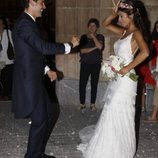 Guillermo Martín y Lidia Reyes bailando a la salida de su boda en Córdoba